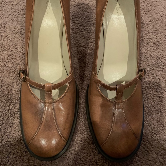 BCND Round Toe Antique Leather Finish Pump - Picture 2 of 8